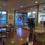 天狗まんじゅう本舗 - 窓が多く、明るい店内。