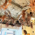 BRISK STAND - 天井にはドライフラワーがいっぱい(//∇//)