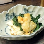 和食処 大ばん - お通し一品目:山芋とモロヘイヤ、生ツブ貝のせ