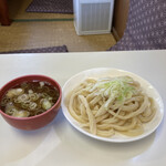 手打うどん 小俣 - 肉つけ中
