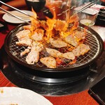 焼肉 さわぎ - 豚トロの脂で炎が上がってます