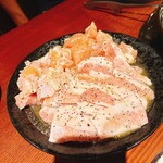 焼肉 さわぎ - 豚トロ、ささみ、鶏軟骨の，豚肉と鶏肉の3種盛りです