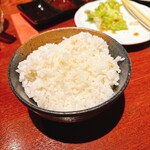 焼肉 さわぎ - ご飯の盛りは、昼の定食になる程です。若者は、ビールを飲んでるにも関わらず、肉と同時に白飯を食べてました。