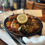 カサ・トリアングロ - シーフードパエリア（Sサイズ）　たっぷりのアサリ、ムール貝、エビ、パプリカ