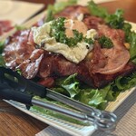 カサ・トリアングロ - ガルバンゾーのサラダ　ひよこ豆、ベーコン、目玉焼き、大豆、レタス、パセリ