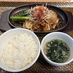 神戸パインウッズゴルフクラブ レストラン - 料理写真:ホルモンのスタミナ鉄板焼きピリ辛味噌仕立て