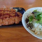 食事処 あじわい館 - トンカツとサラダ