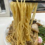 青島食堂 - スープを纏った中細ストレート麺