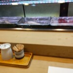 鮨処 匠 - 冷蔵ケース左側