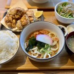 White Room Udon-Ya - 揚げ物セットに冷たいうどん追加
