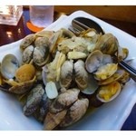 MADEIRA PORTUGUESE RESTAURANT - あさりのソテー・・スゴイボリュームですよ。これ３～４人分ありますね。
            あさりのお出汁がよく出ていますし、バター風味のお味付も美味しい。