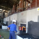 テイスティング・バー - ポットスチルの並ぶ蒸留棟、石炭をくべるスチルマン！