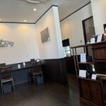 喫茶アンフィニ - シックな店内