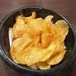 雑草庵　安芸 - パリパリ芋チップス　薄さ塩味そして安芸津のじゃがいもがとにかく美味い！お店に行ったら食べるべき一品と思う。帰りにテイクアウトでホテルに帰ってビールと一緒に完食〜