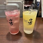 雑草庵　安芸 - 自家製イチヂクサワー・レモンサワー　普段は頼まないサワーカウンターの目の前で作っているのを見て美味しそうでつい頼んでしまった。イチヂクもレモンも自家製で果肉がたっぷり頼んで正解！