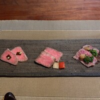 飛騨季節料理 肴 - 冷製3種盛り合わせ　カブリ炙り　シンタマローストビーフ　リブロース昆布締め