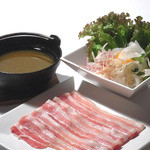 味惑創作 かのん - 元祖！！かのん特製ドレッシングしゃぶしゃぶ　気メニュー☆さっぱりとした和風ドレッシングの鍋に濃厚な豚肉をくぐらせて食べる味わいは、クセになる美味しさ。