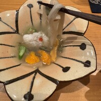 日本料理 丸しま - 《先付》…鱧湯引き、海水雲丹、順才、白ずいき、
                    おくら、柚子香
