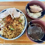 麺屋　たか - ライスとスープが付きます。麺量400gでボリューム満点