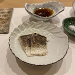 鮨 やすみつ - 〆たカマスを炙って