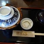 函館朝市豚丼ポルコ - 蓋が小さい？！