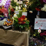 ビストロ ダイア - 店の前もお祝いの花で埋まっています