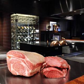 We use only the "highest quality Japanese black beef" raised by renowned artisan producers.