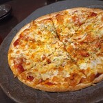 寿司居酒屋 伝次郎 - しらすピザ　クリスピー生地