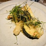 310843476 - 【写真④】ズッキーニ・黄人参・穴子の天ぷら、丘ひじき、枝豆を用いたピュレ
