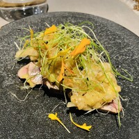 じ味 一歩 - 【写真③】藁燻し本鰹、発酵野菜と焼き茄子、葱の芽