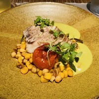 じ味 一歩 - 【写真⑤】鯛、とうもろこし、炙りトマト、タイバジル(梶谷農園：三原市久井町)、ツルムラサキ、発酵胡瓜とヨーグルトのソース