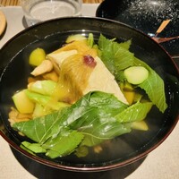 じ味 一歩 - 白い卵黄のだし巻き玉子(平飼い養鶏まさとう：安芸高田市)、モロヘイヤ、アスパラガス、女鹿平あわび茸と舞茸(廿日市市吉和)、オクラの花、レモングラスを用いた出汁のお椀