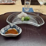 徳ㇵ本也 - ◆鱧の焼き霜
      焼き時間の異なる焼き霜の食べ比べ
      山葵　梅肉醤油