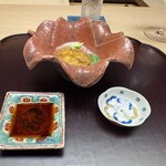 徳ㇵ本也 - ◆向付
      明石直送のキジハタ　大間の雲丹　たたきオクラ　山葵　塩、醤油をお好みで。