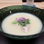 徳ㇵ本也 - ◆玉葱の擂り流し
      桑名の蛤　枝豆　花穂紫蘇　調味料は塩のみ
      いろいろな擂り流しをいただいてきましたが、この擂り流しの美味しさは別格。来年もいただきたいです。