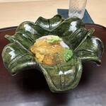 徳ㇵ本也 - 赤楽焼と珍しい青楽焼　樂家の百合を模した美しい器　松本大将が30歳の頃に手に入れた器だそうです。