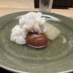 徳ㇵ本也 - 口内で見事に身が解ける食感に感動です。垂直ではなく斜めに骨切りした鱧、こんなに美味しい鱧ちりは他にない味わいです。