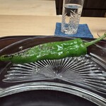 徳ㇵ本也 - 炭火焼きの万願寺とうがらし　お醤油の香ばしい香りも良いです。