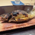 徳ㇵ本也 - 頭はまるで揚げたようにパリパリ、身はふっくら、内臓の旨さ、骨まで全ていただきます。このサイズを焼き切る技術の素晴らしさに惚れ惚れします。