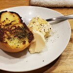 310846677 - ガーリックトーストと蜂蜜クリーム豆腐