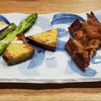 神楽坂 OSAKA きっちん - アスパラとズッキーニ、茄子の豆麹味噌かけ？、焼き胡麻豆腐