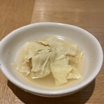 おばんざい・炙り焼き・酒 菜な - お通し : 湯葉の柚子浸し 税込600円