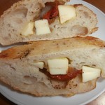 パンドール - ドライトマトとチーズのチャバタ カット