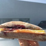 NiOR - 主食系サンド　カシスとチーズ