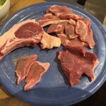 湘南肉問屋 - ラムタン、ラムハツ、生ラム、ラムチョップ（手前から左回り）
