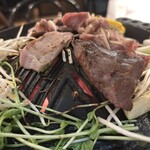 湘南肉問屋 - ラムタン（左）、ラムハツ（右）、生ラム（奥）