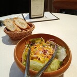 ピレネー - サラダとパンがついてきます