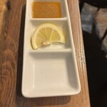 湘南肉問屋 - ごまダレとレモン