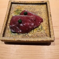 鮨 さかい - 初鰹。藁で燻しており、噛むごとに良い香りがします