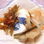 おでん め組 - <'14/09/22撮影>本日のめ組定食 1080円 の人参と牛蒡の甘辛煮、大根と人参と昆布の煮物